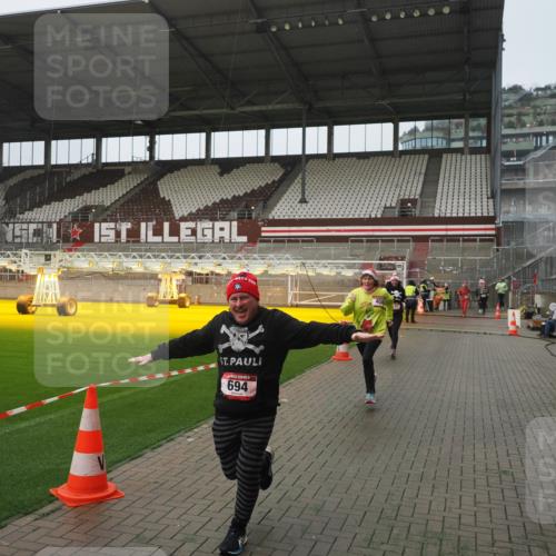 07.12.2025 - St. Pauli X-Mass-Run No. 15 Fabian Wolf http://msf.ph/oto/9416810 07.12.2025 11:11:54 Ziel 408, 437, 679, 689, 690, 694, 1186 meine-sportfotos.de