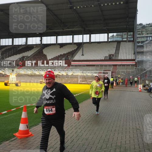 07.12.2025 - St. Pauli X-Mass-Run No. 15 Fabian Wolf http://msf.ph/oto/9416811 07.12.2025 11:11:55 Ziel 408, 437, 679, 689, 690, 694, 1186 meine-sportfotos.de