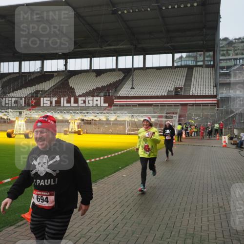 07.12.2025 - St. Pauli X-Mass-Run No. 15 Fabian Wolf http://msf.ph/oto/9416812 07.12.2025 11:11:55 Ziel 408, 437, 679, 689, 690, 694, 1186 meine-sportfotos.de
