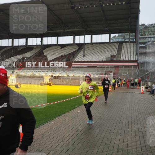 07.12.2025 - St. Pauli X-Mass-Run No. 15 Fabian Wolf http://msf.ph/oto/9416813 07.12.2025 11:11:55 Ziel 408, 437, 679, 689, 690, 694, 1186 meine-sportfotos.de