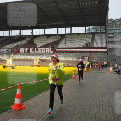 07.12.2025 - St. Pauli X-Mass-Run No. 15 Fabian Wolf http://msf.ph/oto/9416815 07.12.2025 11:11:55 Ziel 408, 437, 679, 689, 690, 694, 1186 meine-sportfotos.de