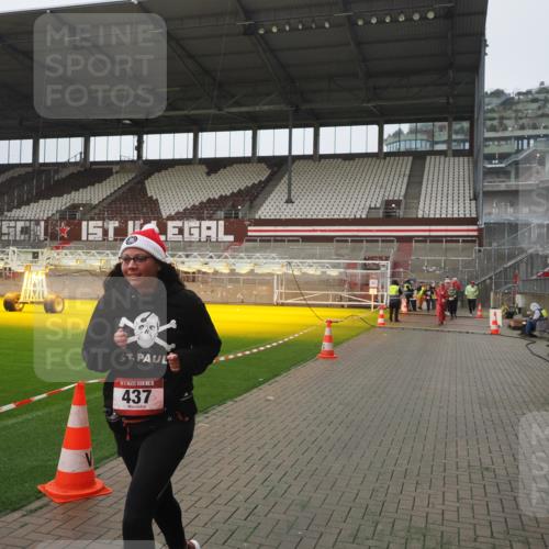 07.12.2025 - St. Pauli X-Mass-Run No. 15 Fabian Wolf http://msf.ph/oto/9416825 07.12.2025 11:11:57 Ziel 408, 437, 679, 689, 690, 694, 695, 1186 meine-sportfotos.de
