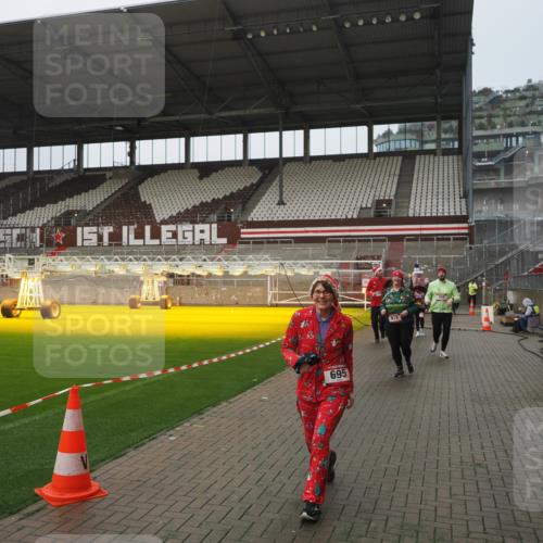 07.12.2025 - St. Pauli X-Mass-Run No. 15 Fabian Wolf http://msf.ph/oto/9416832 07.12.2025 11:12:06 Ziel 388, 408, 416, 437, 694, 695, 819, 1246, 1278 meine-sportfotos.de