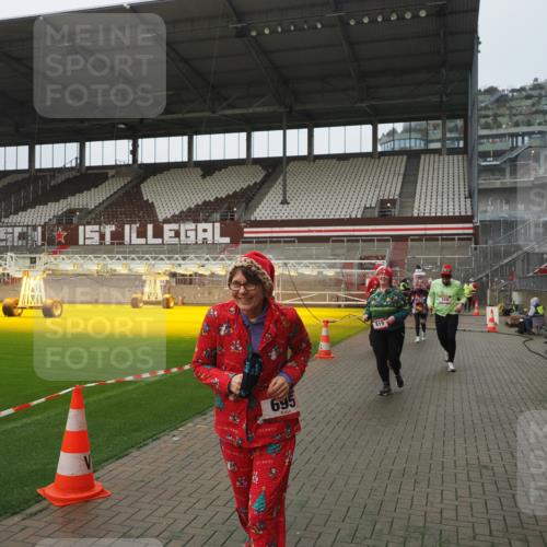 07.12.2025 - St. Pauli X-Mass-Run No. 15 Fabian Wolf http://msf.ph/oto/9416834 07.12.2025 11:12:07 Ziel 388, 408, 416, 437, 694, 695, 819, 1246, 1278 meine-sportfotos.de