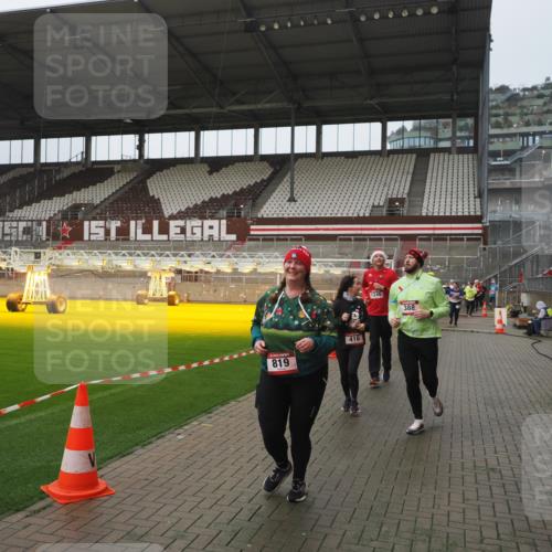 07.12.2025 - St. Pauli X-Mass-Run No. 15 Fabian Wolf http://msf.ph/oto/9416840 07.12.2025 11:12:09 Ziel 76, 79, 388, 408, 416, 437, 695, 819, 1246, 1278 meine-sportfotos.de