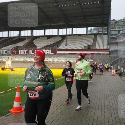 07.12.2025 - St. Pauli X-Mass-Run No. 15 Fabian Wolf http://msf.ph/oto/9416844 07.12.2025 11:12:10 Ziel 76, 79, 388, 408, 416, 437, 605, 695, 819, 1246, 1278 meine-sportfotos.de