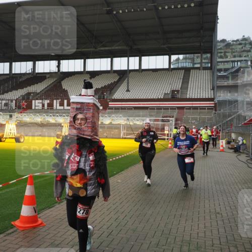 07.12.2025 - St. Pauli X-Mass-Run No. 15 Fabian Wolf http://msf.ph/oto/9416860 07.12.2025 11:12:15 Ziel 76, 79, 218, 388, 416, 597, 605, 671, 682, 695, 718, 819, 836, 839, 888, 1246, 1278 meine-sportfotos.de