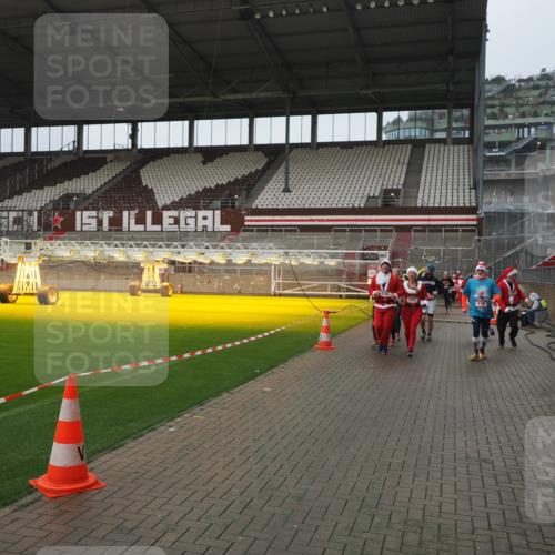 07.12.2025 - St. Pauli X-Mass-Run No. 15 Fabian Wolf http://msf.ph/oto/9416880 07.12.2025 11:12:21 Ziel 46, 76, 79, 218, 597, 605, 663, 671, 682, 718, 836, 839, 888, 1246, 2858 meine-sportfotos.de