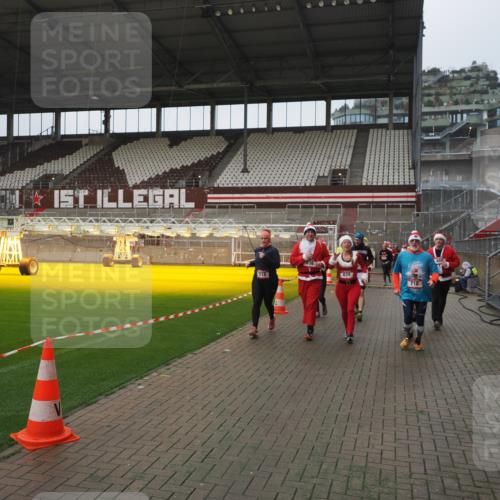 07.12.2025 - St. Pauli X-Mass-Run No. 15 Fabian Wolf http://msf.ph/oto/9416885 07.12.2025 11:12:23 Ziel 46, 76, 79, 218, 597, 605, 663, 671, 682, 718, 836, 839, 888, 2858 meine-sportfotos.de