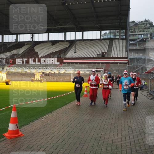 07.12.2025 - St. Pauli X-Mass-Run No. 15 Fabian Wolf http://msf.ph/oto/9416886 07.12.2025 11:12:23 Ziel 46, 76, 79, 218, 597, 605, 663, 671, 682, 718, 836, 839, 888, 2858 meine-sportfotos.de