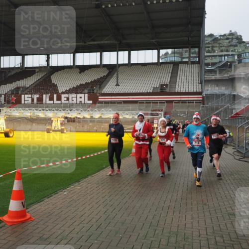 07.12.2025 - St. Pauli X-Mass-Run No. 15 Fabian Wolf http://msf.ph/oto/9416887 07.12.2025 11:12:23 Ziel 46, 76, 79, 218, 597, 605, 663, 671, 682, 718, 836, 839, 888, 2858 meine-sportfotos.de