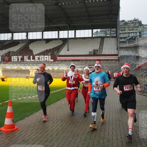 07.12.2025 - St. Pauli X-Mass-Run No. 15 Fabian Wolf http://msf.ph/oto/9416892 07.12.2025 11:12:24 Ziel 46, 76, 79, 218, 597, 605, 663, 671, 682, 718, 836, 839, 888, 2858 meine-sportfotos.de