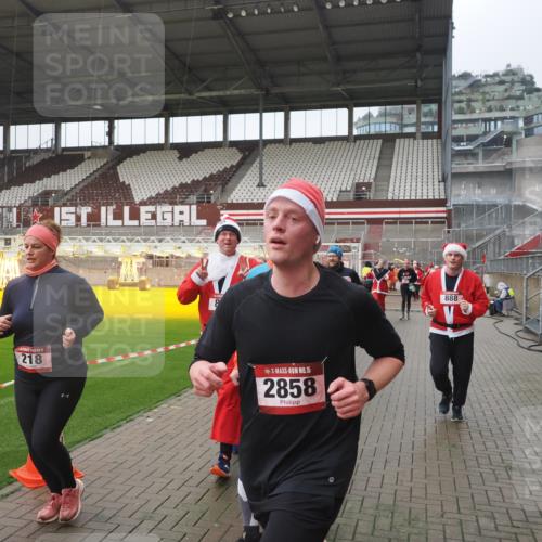 07.12.2025 - St. Pauli X-Mass-Run No. 15 Fabian Wolf http://msf.ph/oto/9416894 07.12.2025 11:12:25 Ziel 46, 76, 79, 218, 489, 597, 605, 663, 671, 682, 718, 836, 839, 888, 1142, 2858 meine-sportfotos.de
