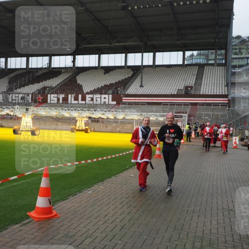 07.12.2025 - St. Pauli X-Mass-Run No. 15 Fabian Wolf http://msf.ph/oto/9416903 07.12.2025 11:12:30 Ziel 46, 218, 489, 597, 605, 663, 671, 682, 718, 836, 839, 888, 1142, 1261, 1423, 1609, 1610, 2858 meine-sportfotos.de