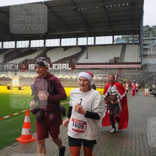 07.12.2025 - St. Pauli X-Mass-Run No. 15 Fabian Wolf http://msf.ph/oto/9416922 07.12.2025 11:12:38 Ziel 46, 489, 663, 1142, 1261, 1420, 1422, 1423, 1609, 1610 meine-sportfotos.de