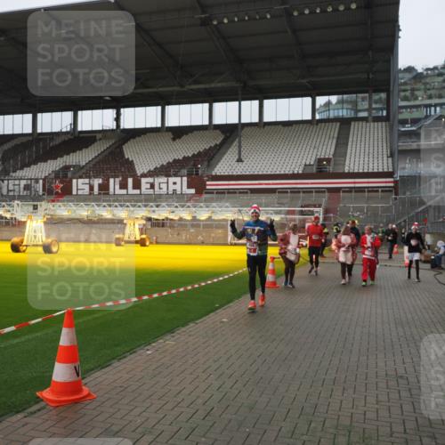 07.12.2025 - St. Pauli X-Mass-Run No. 15 Fabian Wolf http://msf.ph/oto/9416929 07.12.2025 11:12:46 Ziel 494, 1261, 1420, 1422, 1423, 1609, 1610, 3167, 4794, 4795, 4796, 4802, 4804 meine-sportfotos.de