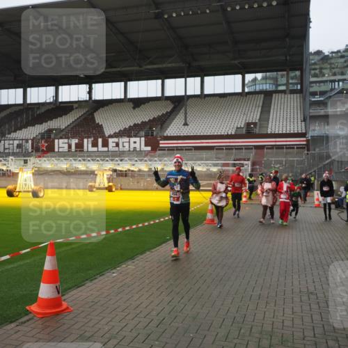 07.12.2025 - St. Pauli X-Mass-Run No. 15 Fabian Wolf http://msf.ph/oto/9416933 07.12.2025 11:12:46 Ziel 494, 1261, 1420, 1422, 1423, 1609, 1610, 3167, 4794, 4795, 4796, 4802, 4804 meine-sportfotos.de