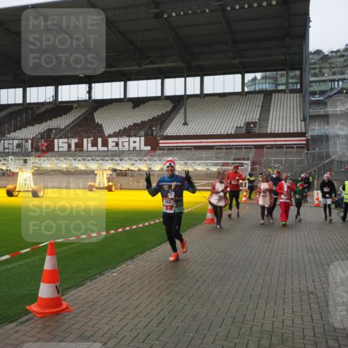 07.12.2025 - St. Pauli X-Mass-Run No. 15 Fabian Wolf http://msf.ph/oto/9416934 07.12.2025 11:12:47 Ziel 494, 1261, 1420, 1422, 1423, 3167, 4794, 4795, 4796, 4802, 4804 meine-sportfotos.de