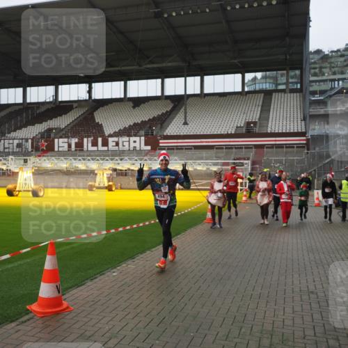 07.12.2025 - St. Pauli X-Mass-Run No. 15 Fabian Wolf http://msf.ph/oto/9416935 07.12.2025 11:12:47 Ziel 494, 1261, 1420, 1422, 1423, 3167, 4794, 4795, 4796, 4802, 4804 meine-sportfotos.de