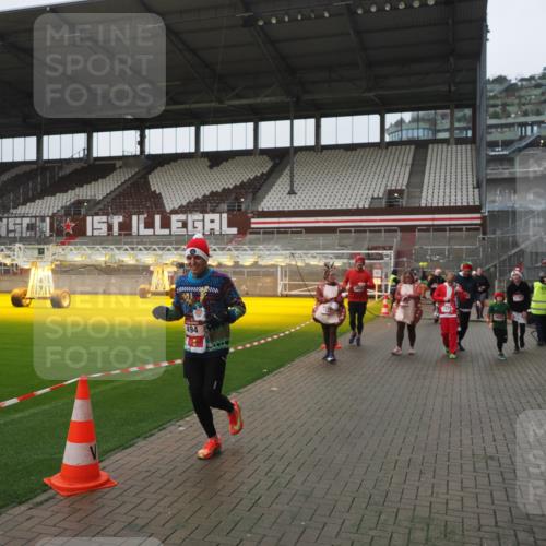 07.12.2025 - St. Pauli X-Mass-Run No. 15 Fabian Wolf http://msf.ph/oto/9416938 07.12.2025 11:12:47 Ziel 494, 1261, 1420, 1422, 1423, 3167, 4794, 4795, 4796, 4802, 4804 meine-sportfotos.de