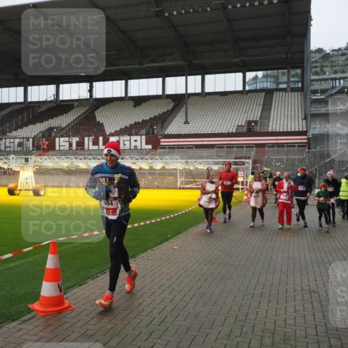 07.12.2025 - St. Pauli X-Mass-Run No. 15 Fabian Wolf http://msf.ph/oto/9416939 07.12.2025 11:12:48 Ziel 494, 1261, 1420, 1422, 1423, 3167, 4794, 4795, 4796, 4802, 4804 meine-sportfotos.de