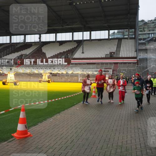 07.12.2025 - St. Pauli X-Mass-Run No. 15 Fabian Wolf http://msf.ph/oto/9416940 07.12.2025 11:12:49 Ziel 494, 1420, 1422, 1423, 3167, 4794, 4795, 4796, 4802, 4804 meine-sportfotos.de