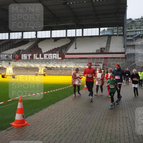 07.12.2025 - St. Pauli X-Mass-Run No. 15 Fabian Wolf http://msf.ph/oto/9416943 07.12.2025 11:12:50 Ziel 494, 681, 919, 1420, 1422, 1423, 3167, 4794, 4795, 4796, 4802, 4804 meine-sportfotos.de