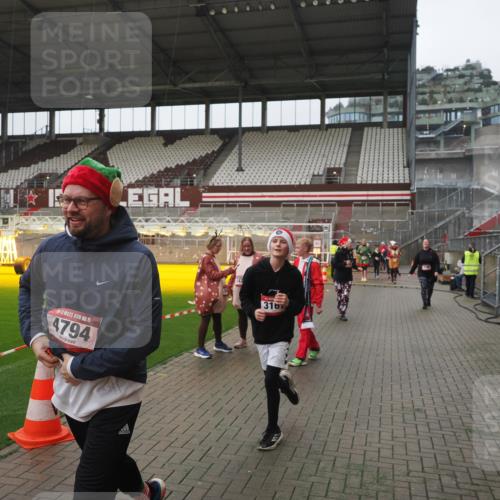 07.12.2025 - St. Pauli X-Mass-Run No. 15 Fabian Wolf http://msf.ph/oto/9416953 07.12.2025 11:12:52 Ziel 494, 681, 919, 1175, 1178, 1420, 1422, 3167, 4794, 4795, 4796, 4802, 4804 meine-sportfotos.de