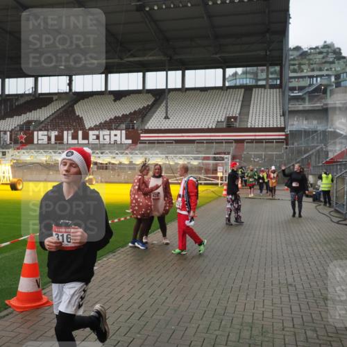 07.12.2025 - St. Pauli X-Mass-Run No. 15 Fabian Wolf http://msf.ph/oto/9416956 07.12.2025 11:12:53 Ziel 494, 681, 919, 1175, 1178, 1420, 1422, 1703, 3167, 4794, 4795, 4796, 4802, 4804 meine-sportfotos.de