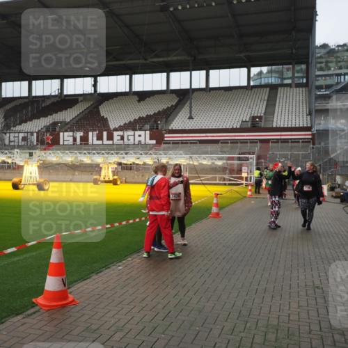 07.12.2025 - St. Pauli X-Mass-Run No. 15 Fabian Wolf http://msf.ph/oto/9416962 07.12.2025 11:12:55 Ziel 494, 681, 683, 684, 919, 1175, 1178, 1420, 1422, 1703, 3167, 4794, 4795, 4796, 4802, 4804 meine-sportfotos.de