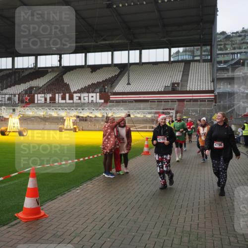 07.12.2025 - St. Pauli X-Mass-Run No. 15 Fabian Wolf http://msf.ph/oto/9416967 07.12.2025 11:12:58 Ziel 494, 681, 683, 684, 919, 1175, 1178, 1703, 3167, 4794, 4795, 4796, 4802, 4804 meine-sportfotos.de