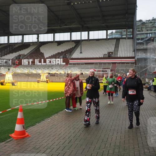 07.12.2025 - St. Pauli X-Mass-Run No. 15 Fabian Wolf http://msf.ph/oto/9416970 07.12.2025 11:12:59 Ziel 494, 681, 683, 684, 919, 1175, 1178, 1703, 3167, 4794, 4795, 4796, 4802, 4804 meine-sportfotos.de