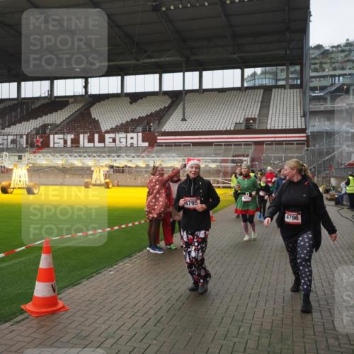 07.12.2025 - St. Pauli X-Mass-Run No. 15 Fabian Wolf http://msf.ph/oto/9416971 07.12.2025 11:12:59 Ziel 494, 681, 683, 684, 919, 1175, 1178, 1703, 3167, 4794, 4795, 4796, 4802, 4804 meine-sportfotos.de