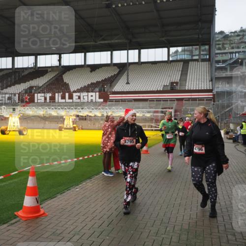 07.12.2025 - St. Pauli X-Mass-Run No. 15 Fabian Wolf http://msf.ph/oto/9416972 07.12.2025 11:12:59 Ziel 494, 681, 683, 684, 919, 1175, 1178, 1703, 3167, 4794, 4795, 4796, 4802, 4804 meine-sportfotos.de