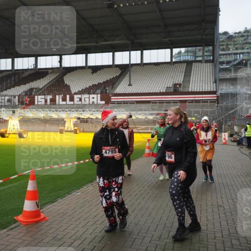 07.12.2025 - St. Pauli X-Mass-Run No. 15 Fabian Wolf http://msf.ph/oto/9416974 07.12.2025 11:13:00 Ziel 681, 683, 684, 919, 1175, 1178, 1703, 3167, 4794, 4795, 4796, 4802, 4804 meine-sportfotos.de