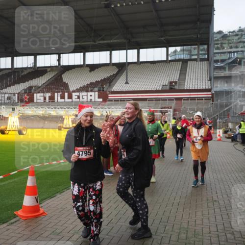 07.12.2025 - St. Pauli X-Mass-Run No. 15 Fabian Wolf http://msf.ph/oto/9416975 07.12.2025 11:13:00 Ziel 681, 683, 684, 919, 1175, 1178, 1703, 3167, 4794, 4795, 4796, 4802, 4804 meine-sportfotos.de