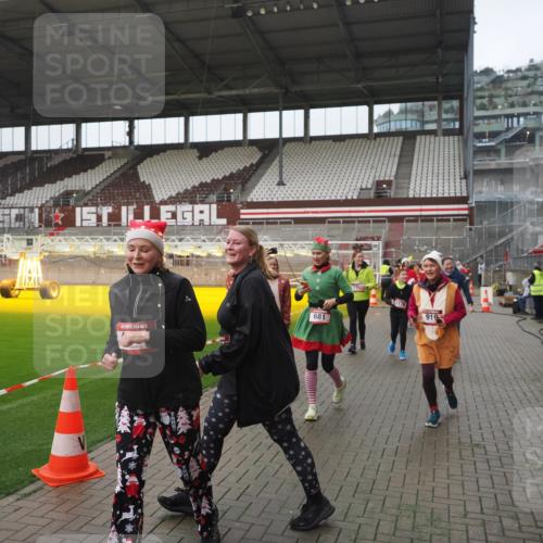 07.12.2025 - St. Pauli X-Mass-Run No. 15 Fabian Wolf http://msf.ph/oto/9416976 07.12.2025 11:13:00 Ziel 681, 683, 684, 919, 1175, 1178, 1703, 3167, 4794, 4795, 4796, 4802, 4804 meine-sportfotos.de