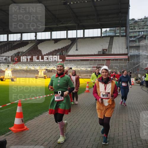 07.12.2025 - St. Pauli X-Mass-Run No. 15 Fabian Wolf http://msf.ph/oto/9416978 07.12.2025 11:13:01 Ziel 681, 683, 684, 919, 1175, 1178, 1703, 3167, 4794, 4795, 4796, 4802, 4804 meine-sportfotos.de