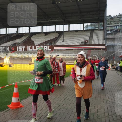 07.12.2025 - St. Pauli X-Mass-Run No. 15 Fabian Wolf http://msf.ph/oto/9416979 07.12.2025 11:13:02 Ziel 681, 683, 684, 919, 1175, 1178, 1703, 3167, 4795, 4796 meine-sportfotos.de