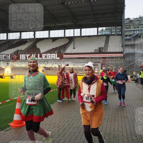 07.12.2025 - St. Pauli X-Mass-Run No. 15 Fabian Wolf http://msf.ph/oto/9416980 07.12.2025 11:13:02 Ziel 681, 683, 684, 919, 1175, 1178, 1703, 3167, 4795, 4796 meine-sportfotos.de