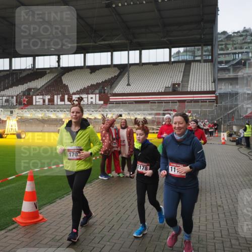 07.12.2025 - St. Pauli X-Mass-Run No. 15 Fabian Wolf http://msf.ph/oto/9416986 07.12.2025 11:13:04 Ziel 17, 22, 47, 681, 683, 684, 919, 1022, 1175, 1178, 1703, 4795, 4796 meine-sportfotos.de