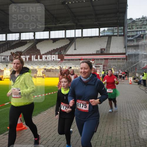 07.12.2025 - St. Pauli X-Mass-Run No. 15 Fabian Wolf http://msf.ph/oto/9416988 07.12.2025 11:13:04 Ziel 17, 22, 47, 681, 683, 684, 919, 1022, 1175, 1178, 1703, 4795, 4796 meine-sportfotos.de