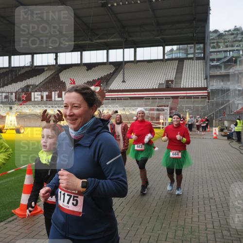 07.12.2025 - St. Pauli X-Mass-Run No. 15 Fabian Wolf http://msf.ph/oto/9416990 07.12.2025 11:13:04 Ziel 17, 22, 47, 681, 683, 684, 919, 1022, 1175, 1178, 1703, 4795, 4796 meine-sportfotos.de
