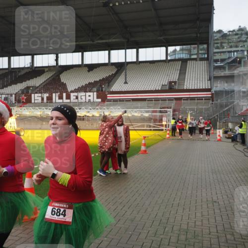 07.12.2025 - St. Pauli X-Mass-Run No. 15 Fabian Wolf http://msf.ph/oto/9416996 07.12.2025 11:13:06 Ziel 17, 22, 47, 681, 683, 684, 919, 1022, 1175, 1178, 1645, 1646, 1703, 4796 meine-sportfotos.de