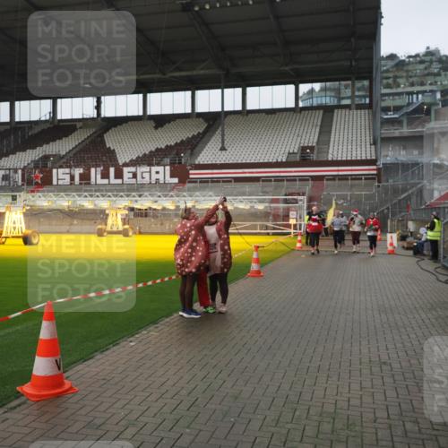 07.12.2025 - St. Pauli X-Mass-Run No. 15 Fabian Wolf http://msf.ph/oto/9416998 07.12.2025 11:13:07 Ziel 17, 22, 47, 681, 683, 684, 919, 1022, 1175, 1178, 1645, 1646, 1647, 1703 meine-sportfotos.de