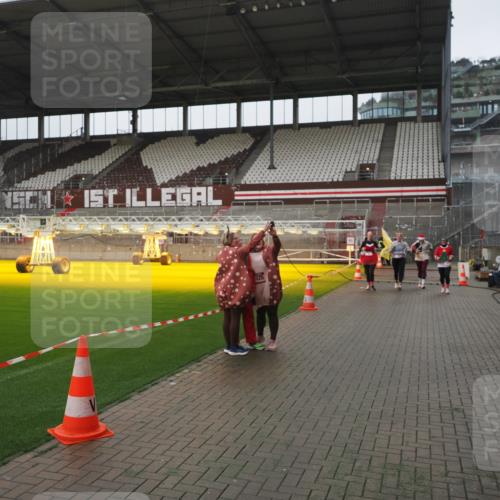 07.12.2025 - St. Pauli X-Mass-Run No. 15 Fabian Wolf http://msf.ph/oto/9417000 07.12.2025 11:13:08 Ziel 17, 22, 47, 681, 683, 684, 919, 1022, 1175, 1178, 1645, 1646, 1647, 1703 meine-sportfotos.de