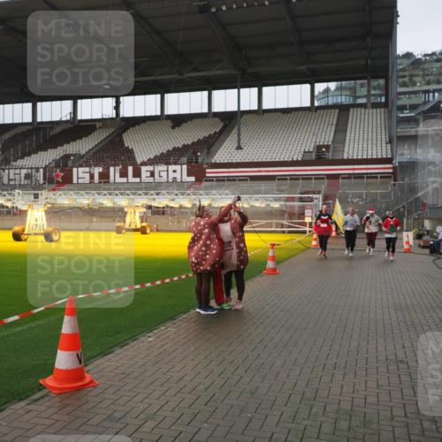 07.12.2025 - St. Pauli X-Mass-Run No. 15 Fabian Wolf http://msf.ph/oto/9417001 07.12.2025 11:13:08 Ziel 17, 22, 47, 681, 683, 684, 919, 1022, 1175, 1178, 1645, 1646, 1647, 1703 meine-sportfotos.de