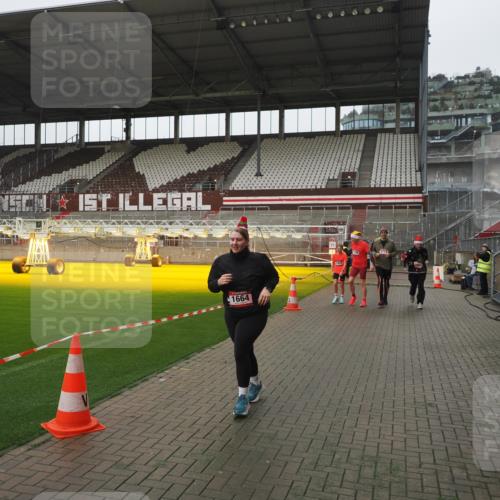 07.12.2025 - St. Pauli X-Mass-Run No. 15 Fabian Wolf http://msf.ph/oto/9417019 07.12.2025 11:13:27 Ziel 585, 1338, 1341, 1647, 1664, 2125, 2773 meine-sportfotos.de