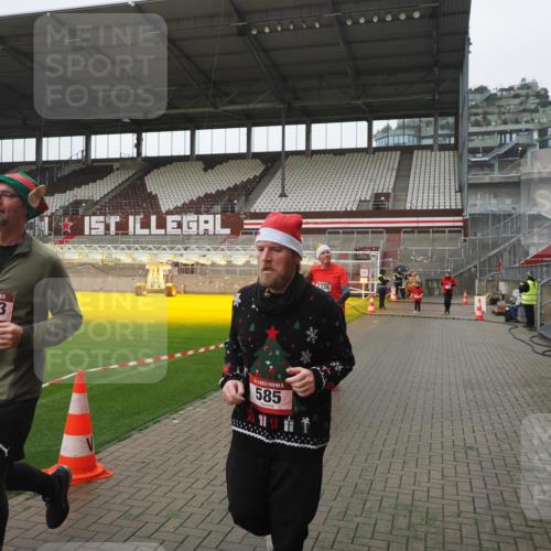 07.12.2025 - St. Pauli X-Mass-Run No. 15 Fabian Wolf http://msf.ph/oto/9417029 07.12.2025 11:13:31 Ziel 585, 1111, 1114, 1338, 1341, 1664, 2125, 2773 meine-sportfotos.de