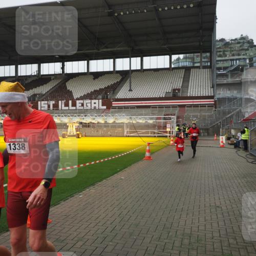 07.12.2025 - St. Pauli X-Mass-Run No. 15 Fabian Wolf http://msf.ph/oto/9417037 07.12.2025 11:13:35 Ziel 585, 1111, 1114, 1338, 1341, 1664, 2125, 2773 meine-sportfotos.de